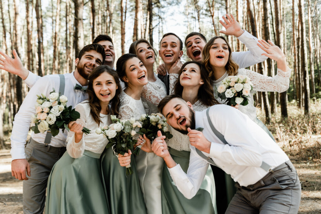 Boda en el bosque: Grupo de invitados con ramos. BodasPro & Emocionartestudio