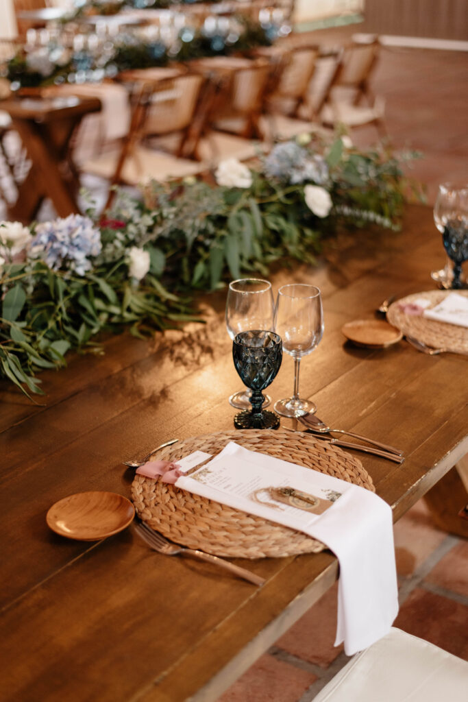 Cóctel de boda rústica: Mesa decorada con flores y elegante vajilla. BodasPro & Emocionartestudio