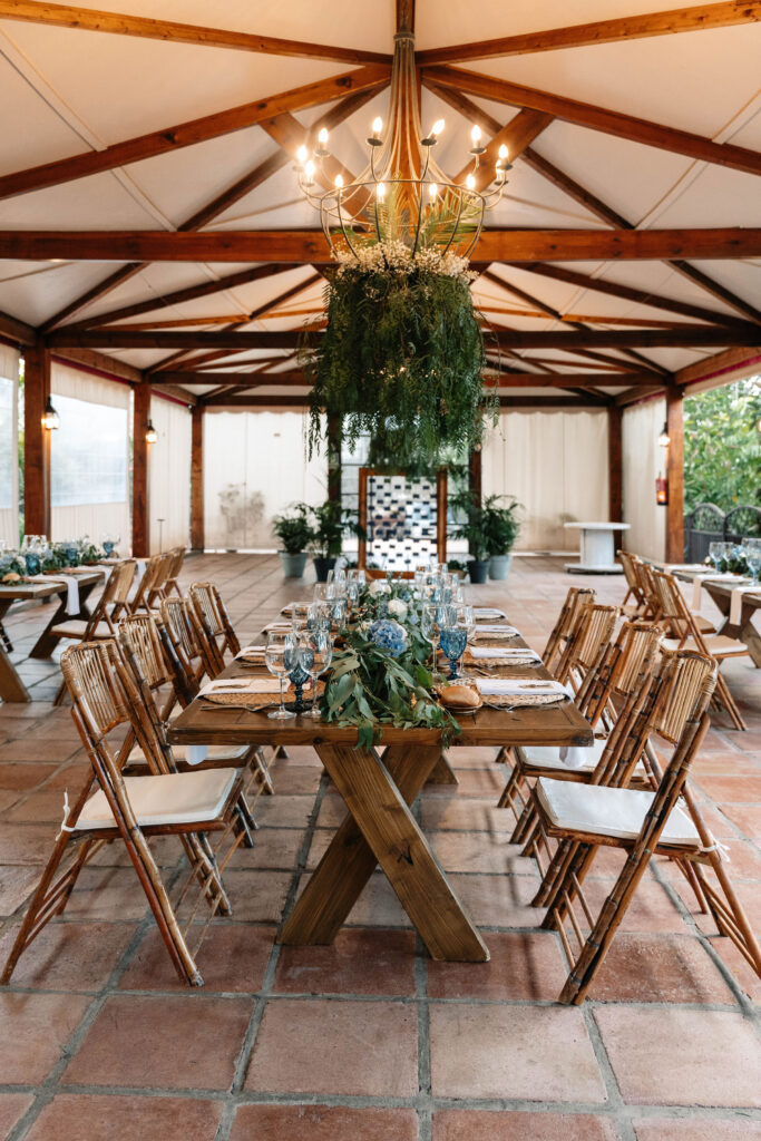 Recepción de boda rústica: Mesa con hortensias y cristalería azul. BodasPro & Emocionartestudio