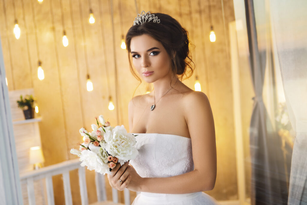 Preparativos de la novia: vestido, ramo de flores, tiara y collar. Por BodasPro & Emocionartestudio