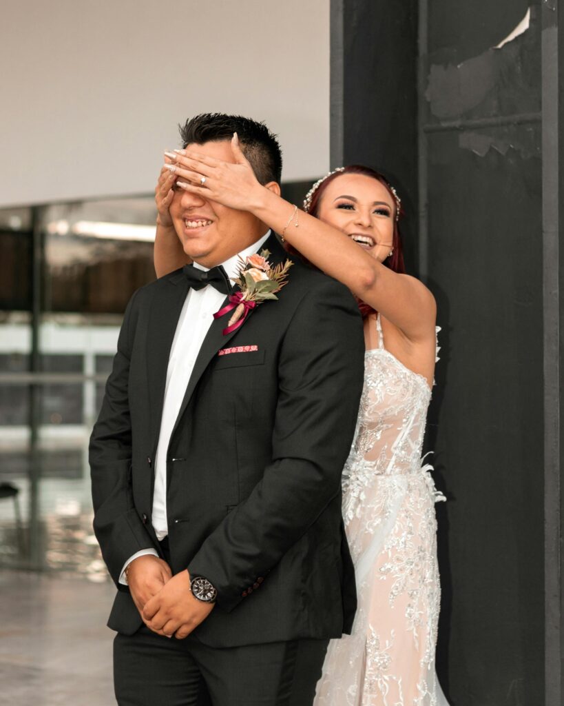 First Look: Novia sorprende al novio. Fotografía de boda por BodasPro & Emocionartestudio.