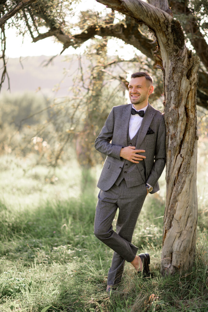 Novio con traje gris en entorno natural. Fotografía de boda por BodasPro & Emocionartestudio