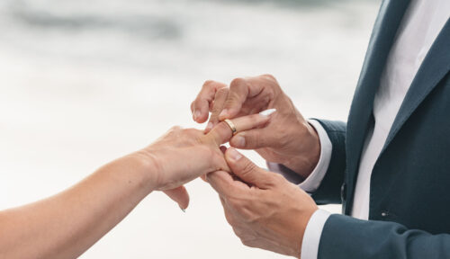 Una persona con anillo de boda