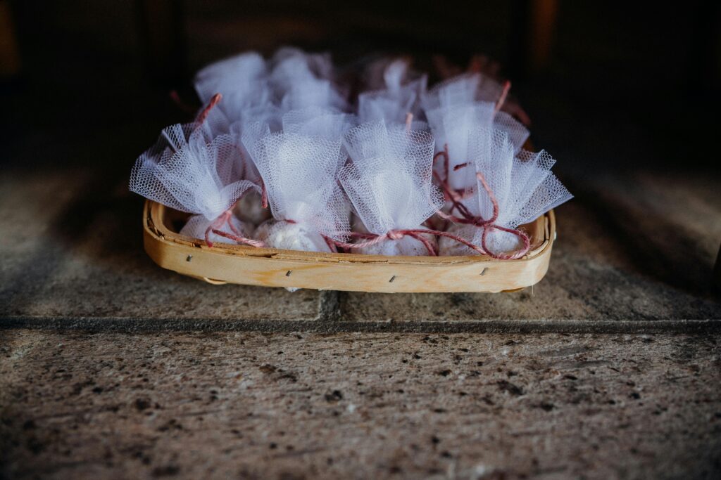 Ideas para regalos de boda: detalles originales presentados en una cesta de mimbre, perfectos para agradecer a los invitados su asistencia