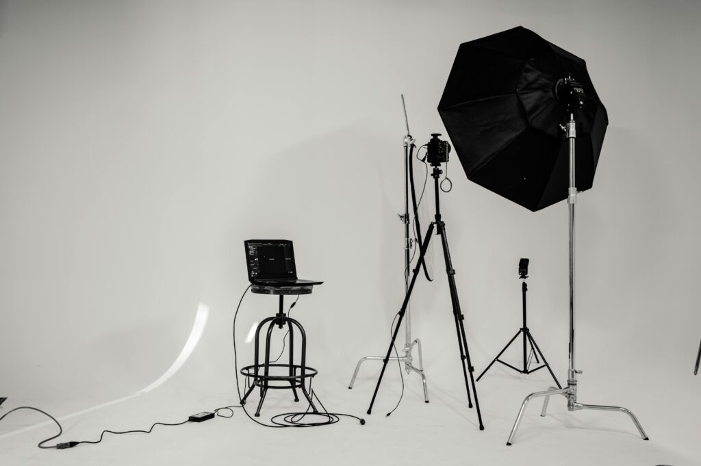 Estudio de fotografía profesional, incluyendo una cámara en un trípode y un paraguas de luz, listo para usar en un estudio