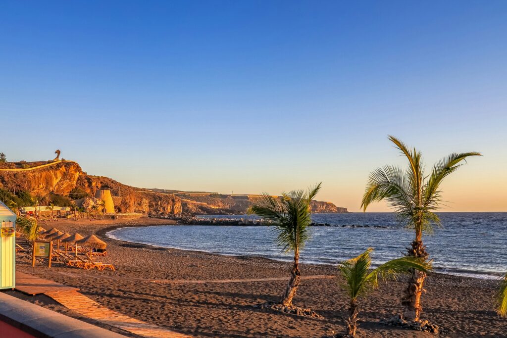 Fotos Tenerife: La costa rocosa y las olas del mar crean un paisaje espectacular en esta imagen de Tenerife. ¡Captura la belleza de esta isla en tus propias fotografías