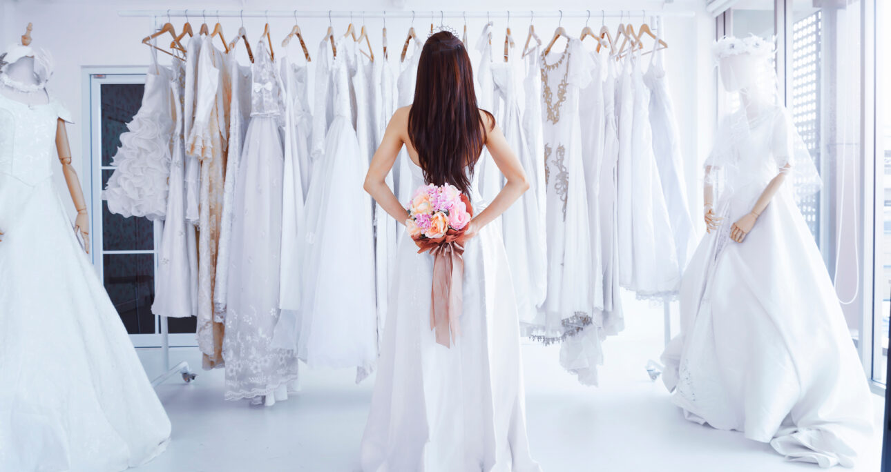 Vestido de novia y traje de novio: 7 claves para elegir el atuendo de boda perfecto.