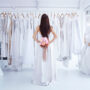 Vestido de novia y traje de novio: 7 claves para elegir el atuendo de boda perfecto.