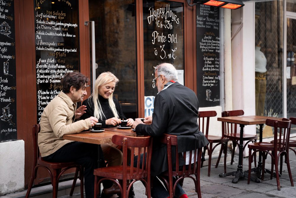 El poder de un “por favor”: cómo una cafetería en Francia convirtió los modales en una estrategia viral
