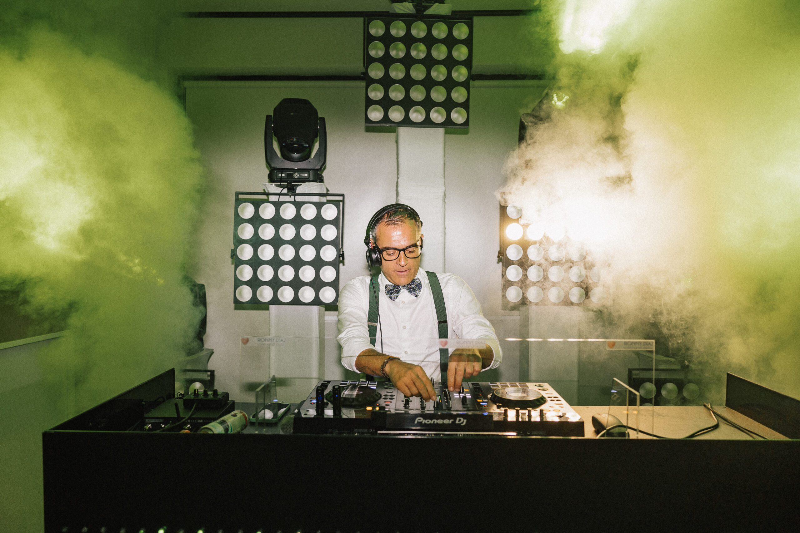 Cuando la música hace magia: el DJ que convierte bodas en recuerdos vibrantes