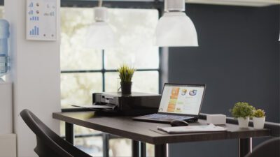 Alquilar espacios creativos y profesionales en Tenerife: guía completa sobre estudios, equipamiento, precios y procesos de reserva.