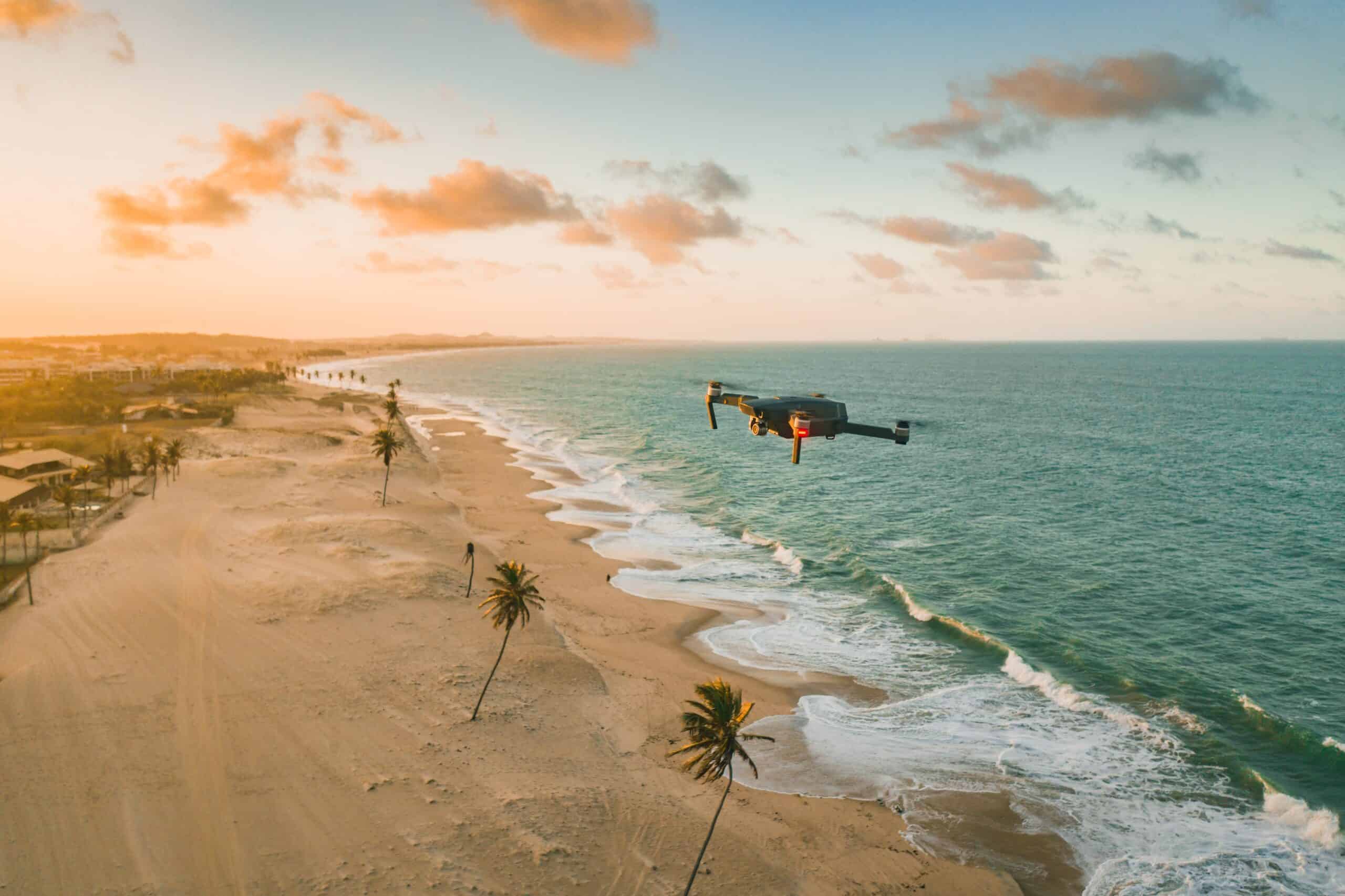 Planos aéreos con dron sobre hotel