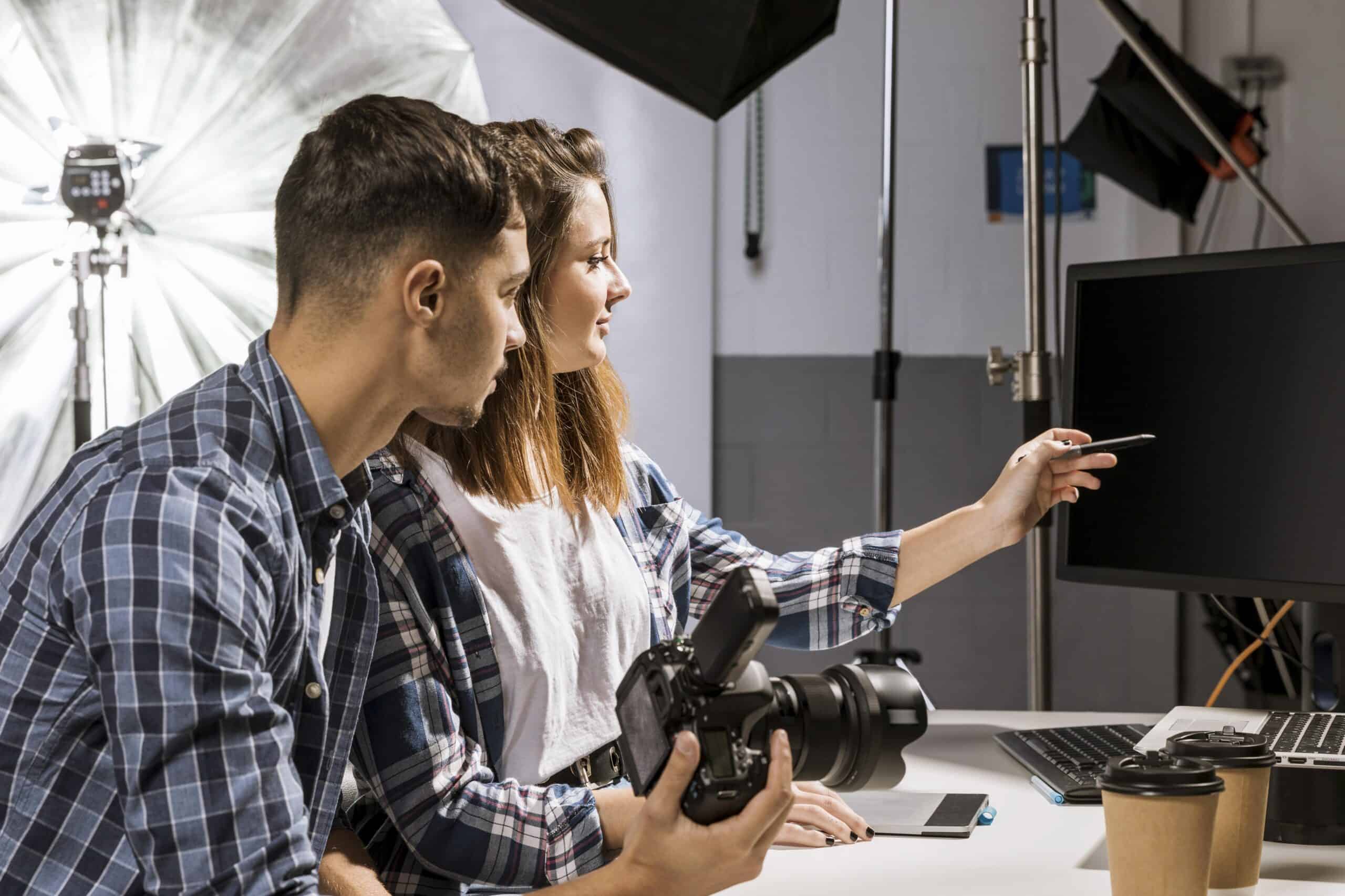 Equipo de producción audiovisual trabajando en un proyecto