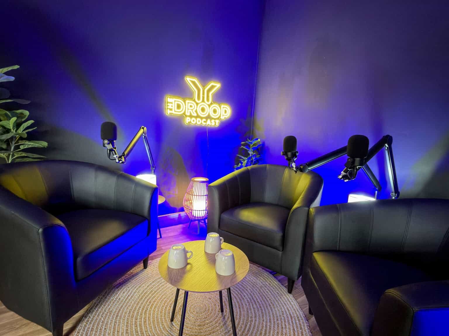 Set de podcast con sillones en el estudio de grabación de Tenerife