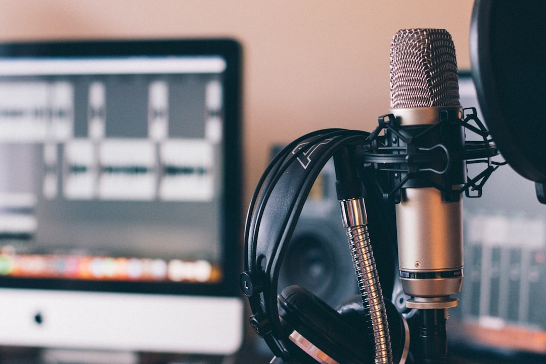equipo de marketing planificando un podcast empresarial