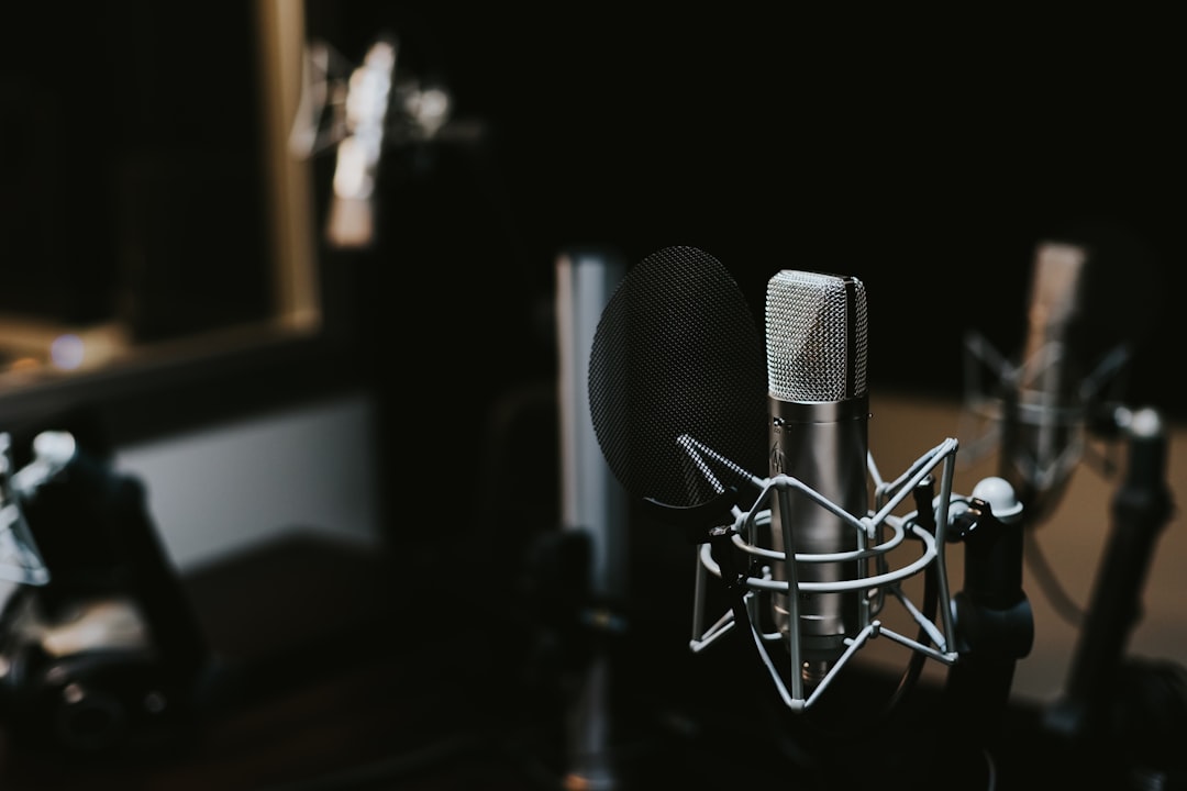 equipo de grabación de podcast en estudio empresarial