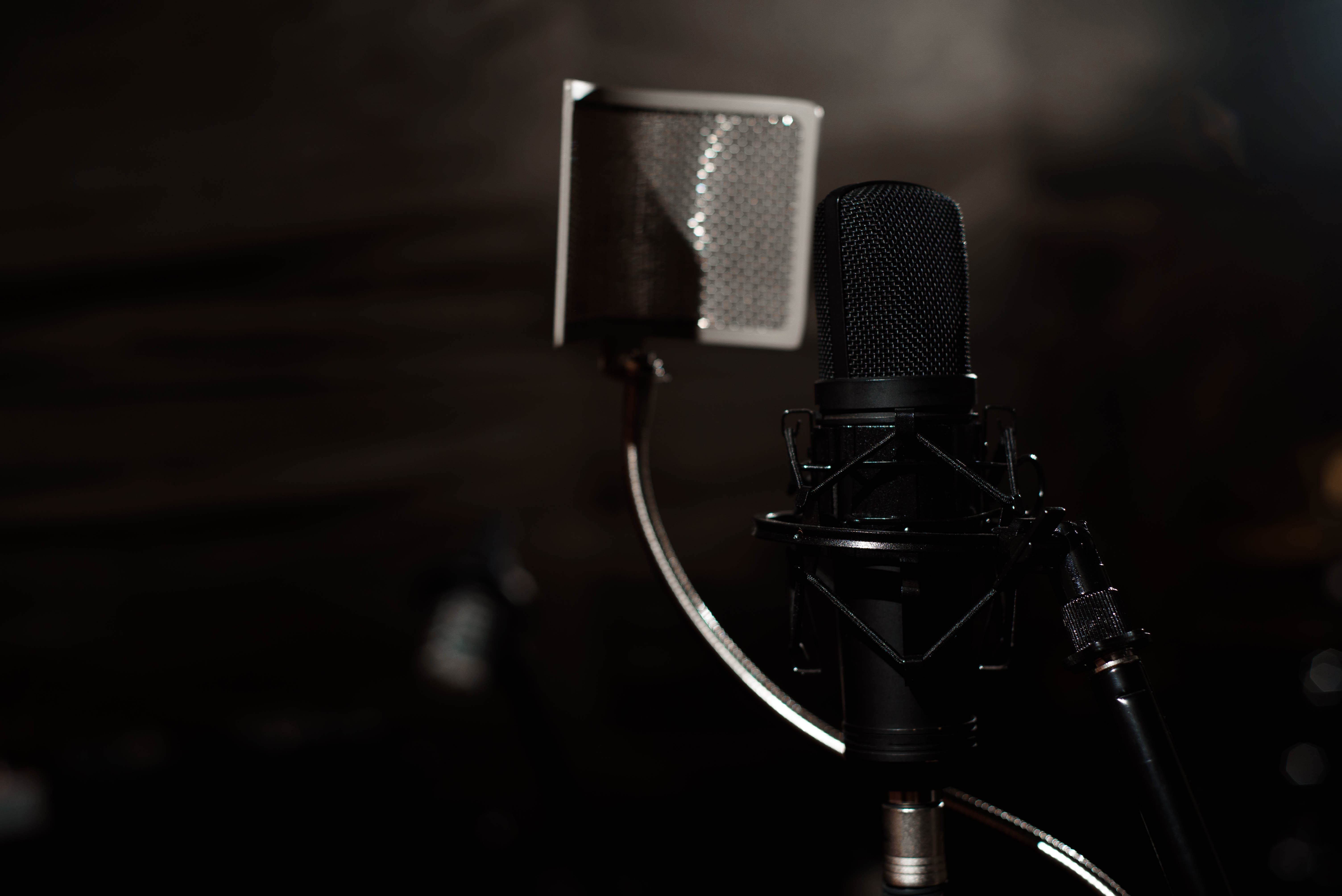 Estudio de grabación de podcast empresarial con micrófono batch