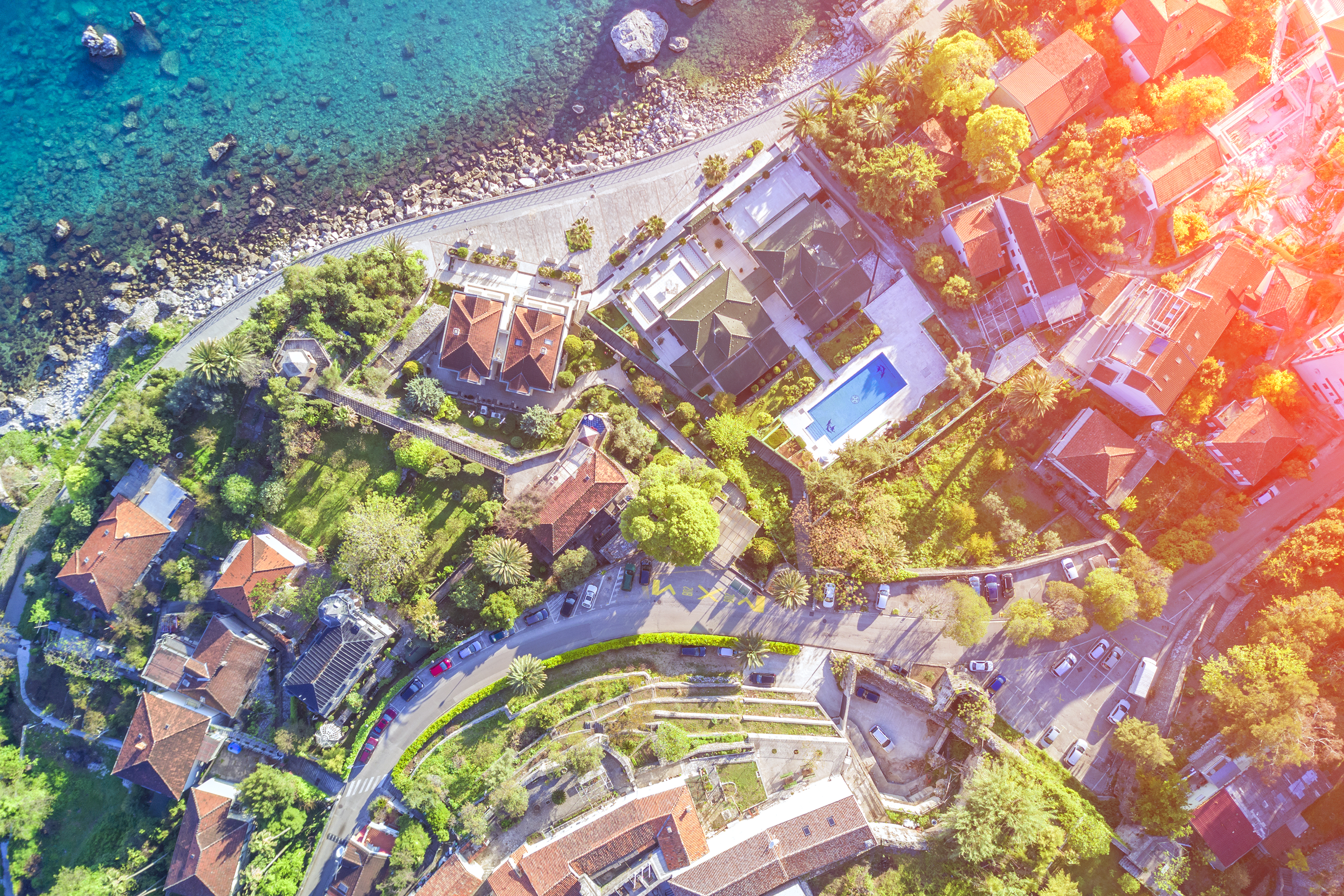 Toma aérea con dron de un núcleo costero · vista del entorno completo de un negocio desde el aire para marketing visual