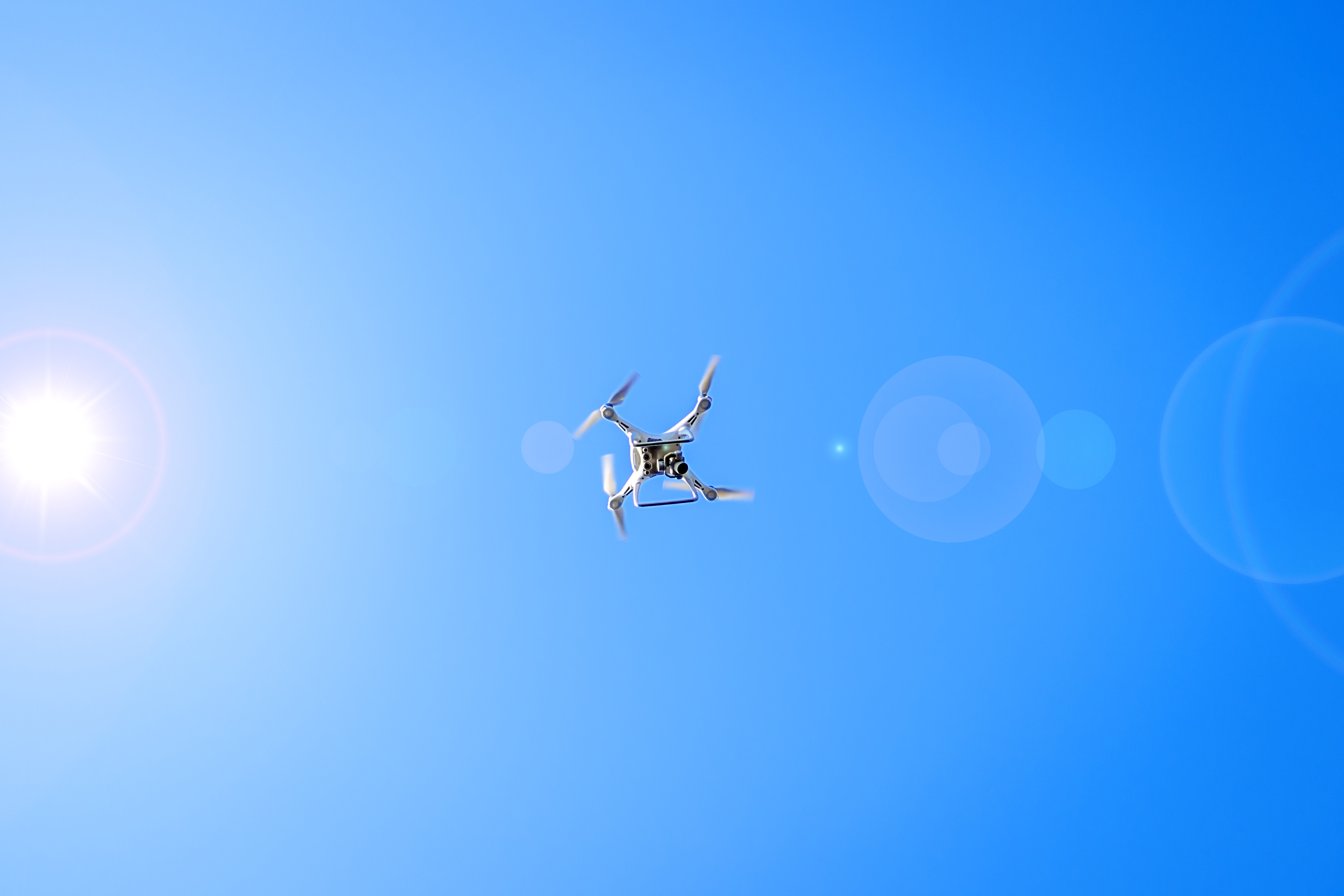 Dron profesional volando en cielo despejado · una sesión de grabación aérea genera contenido visual para meses