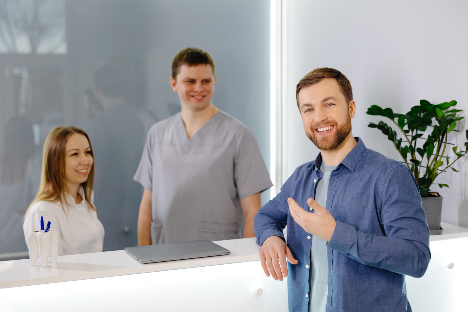 Equipo de una clínica dental atendiendo en recepción · la captación automatizada prepara el contacto antes de la visita