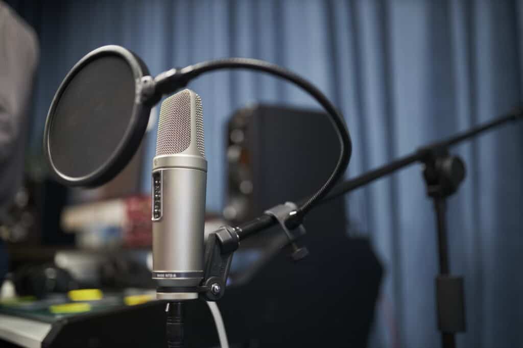 Micrófono de condensador broadcast preparado para grabar podcast en estudio profesional