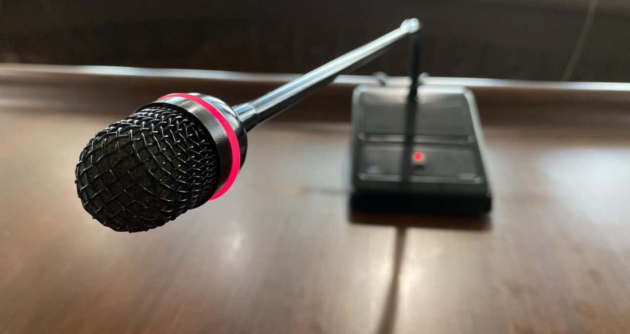 Por qué tu podcast suena a grabado en el coche (y cómo arreglarlo sin estudio caro)