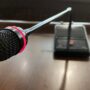 Por qué tu podcast suena a grabado en el coche (y cómo arreglarlo sin estudio caro)