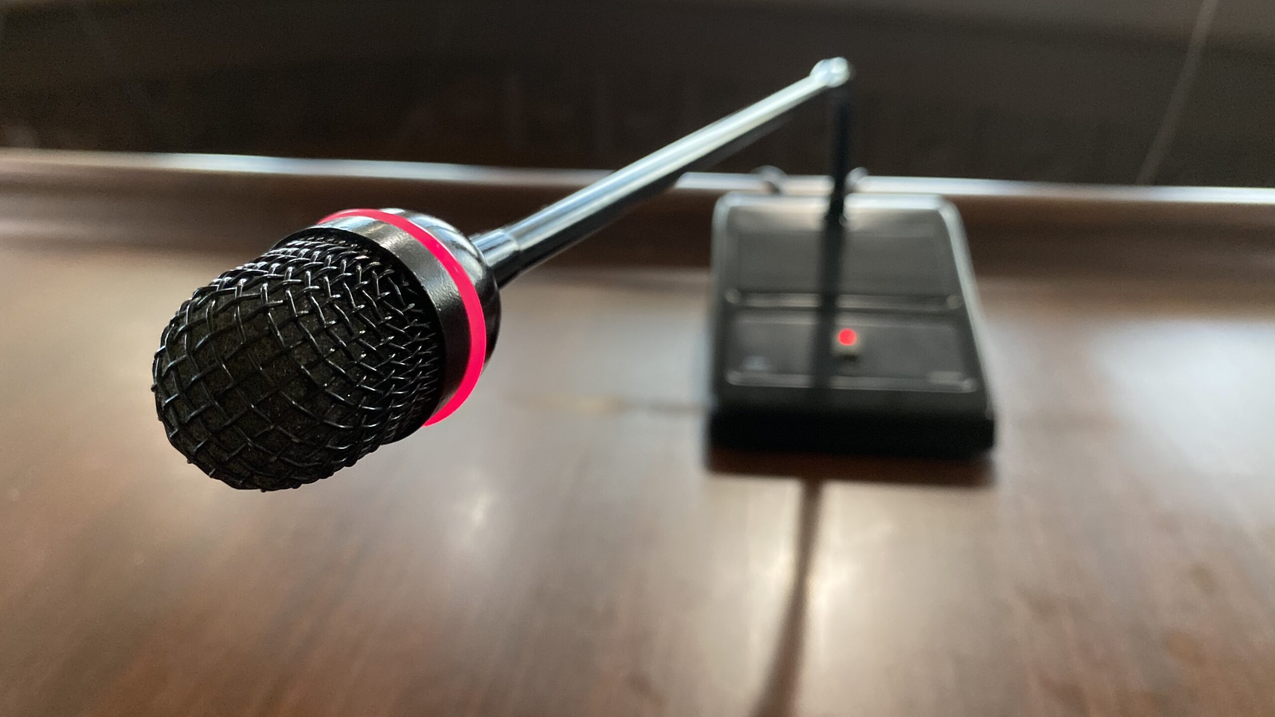 Por qué tu podcast suena a grabado en el coche (y cómo arreglarlo sin estudio caro)