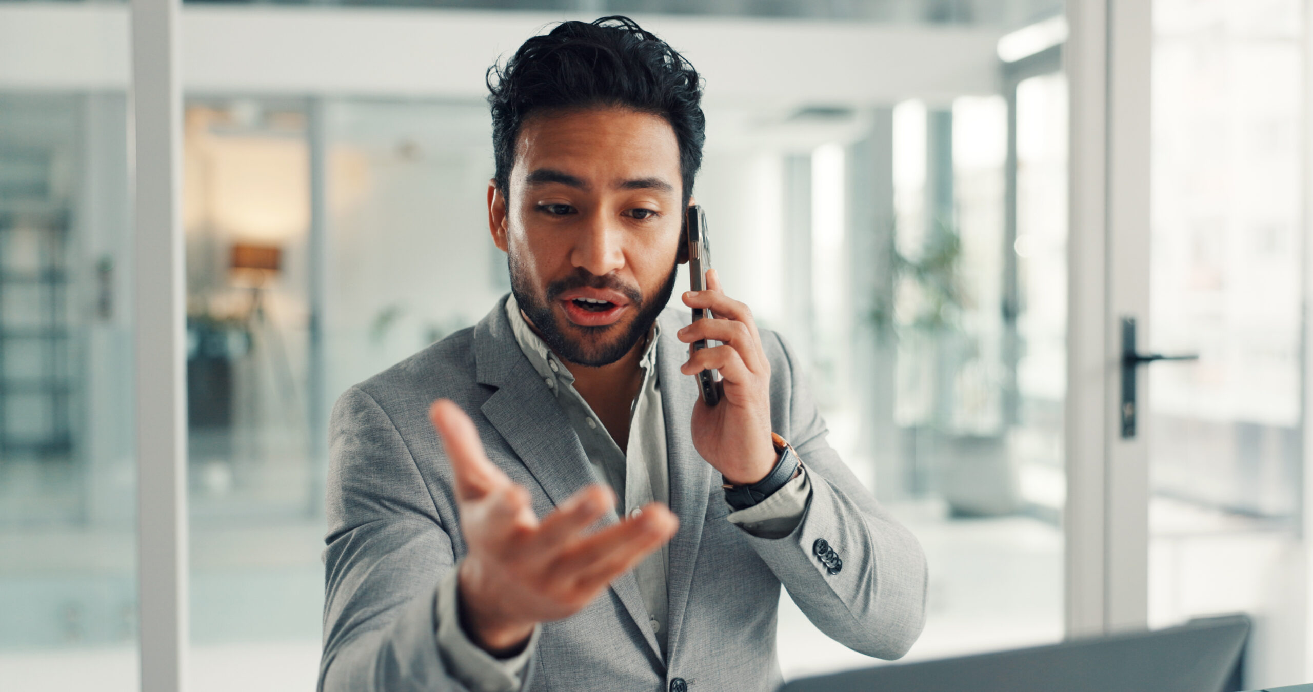 Cliente potencial en el momento clave de decisión, llamando a la empresa desde su despacho