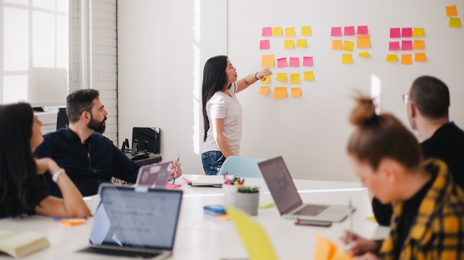 Equipo capacitado gestionando un funnel automatizado