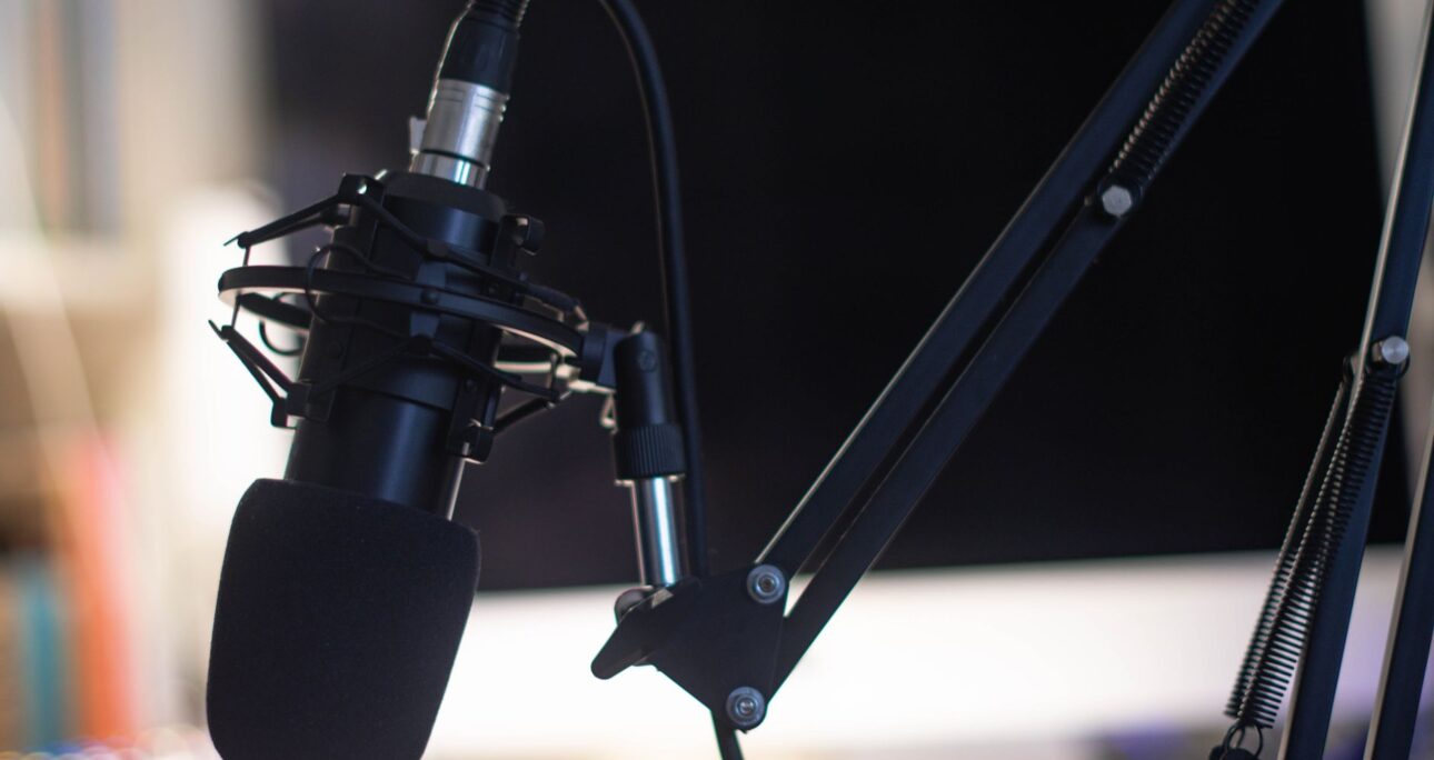 Cuánto cuesta lanzar un podcast empresarial premium (precios reales 2026)