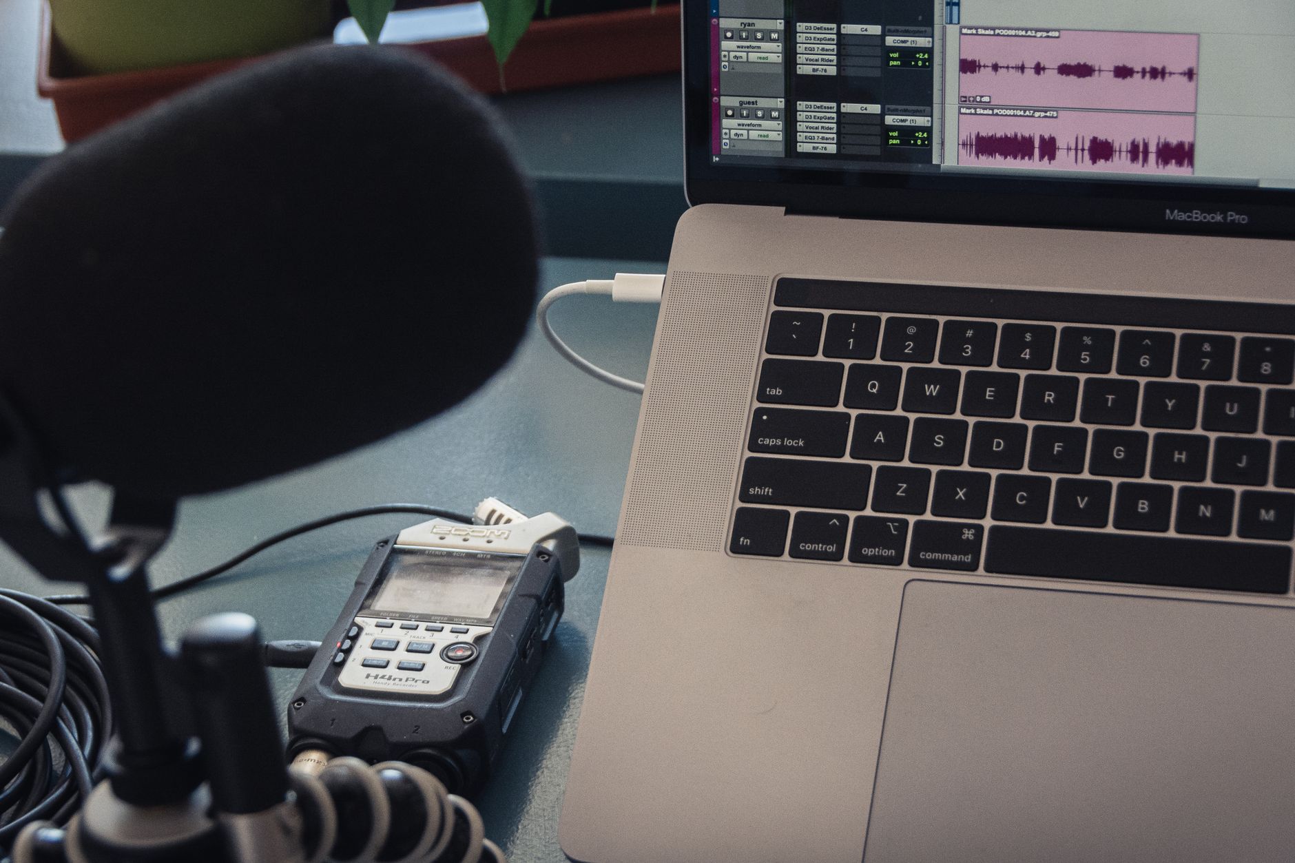 equipo de grabación de podcast en estudio empresarial