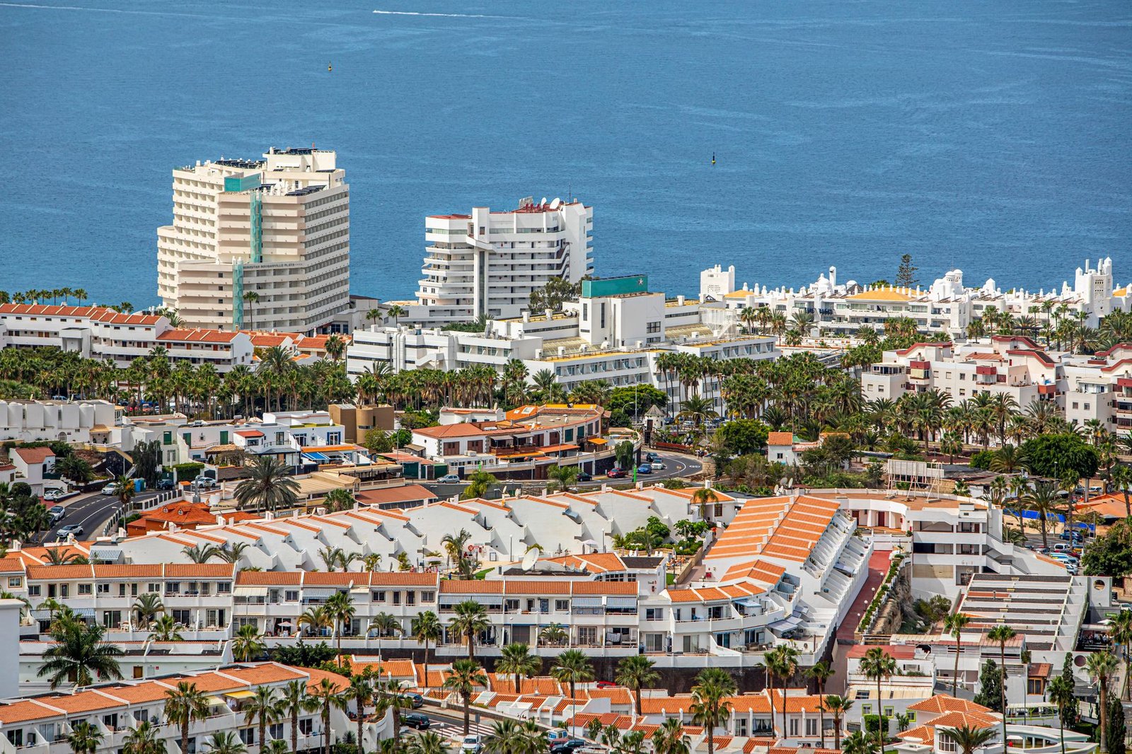Contratar fotógrafo para tu alojamiento turístico en Canarias: cuándo compensa (y qué pedir)