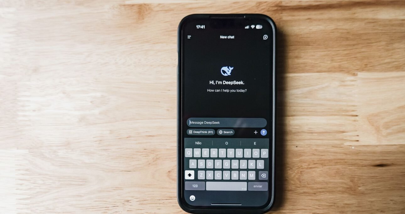 Chatbot de WhatsApp para tu negocio en Tenerife: cuándo compensa contratarlo