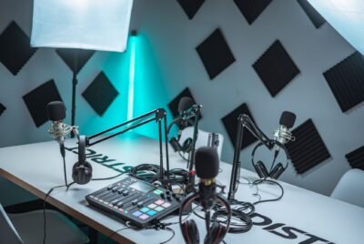 Un día en el estudio EmocionarteStudio: así sacamos contenido para 6 semanas en una sola tarde