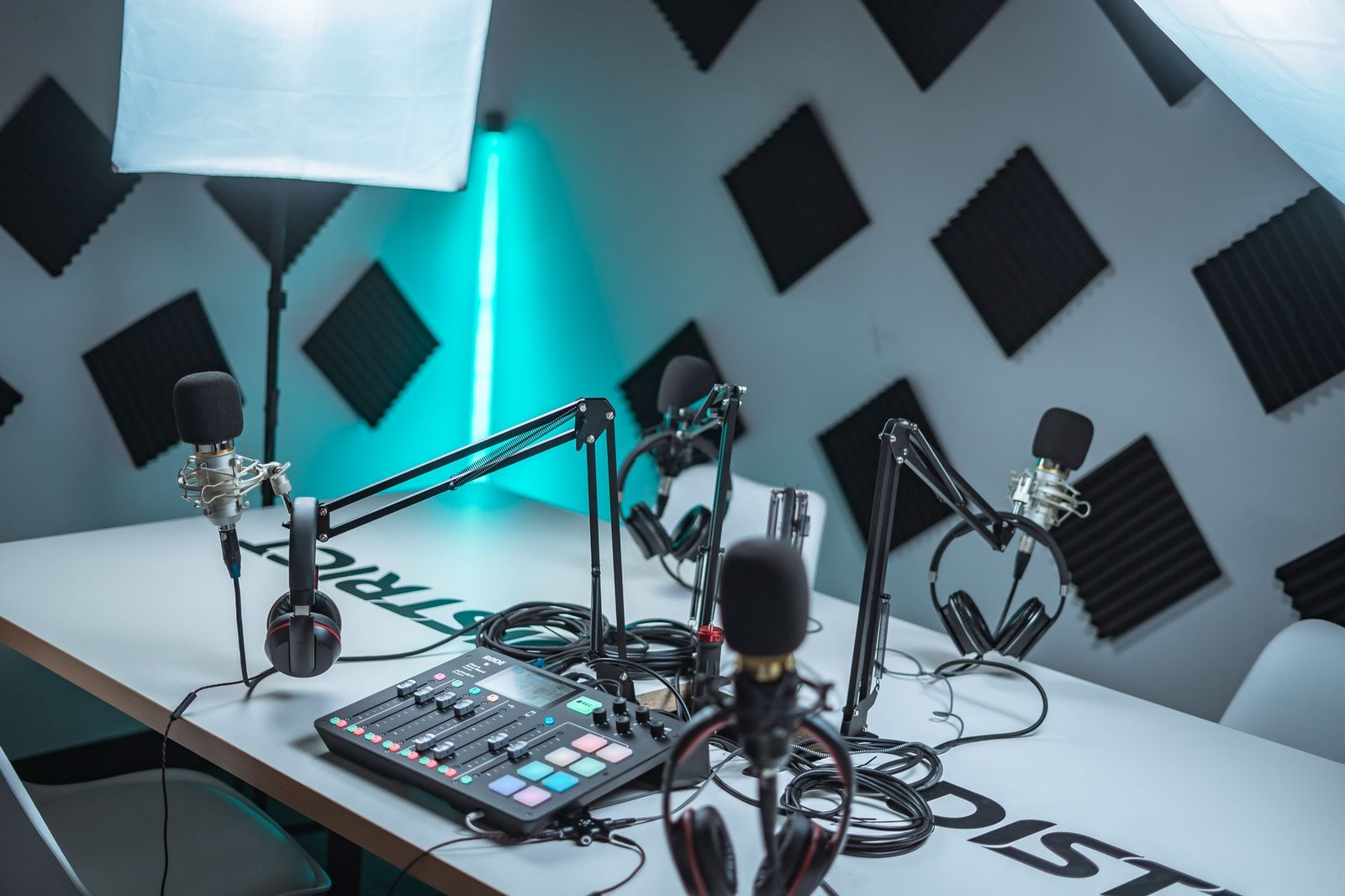 Un día en el estudio EmocionarteStudio: así sacamos contenido para 6 semanas en una sola tarde