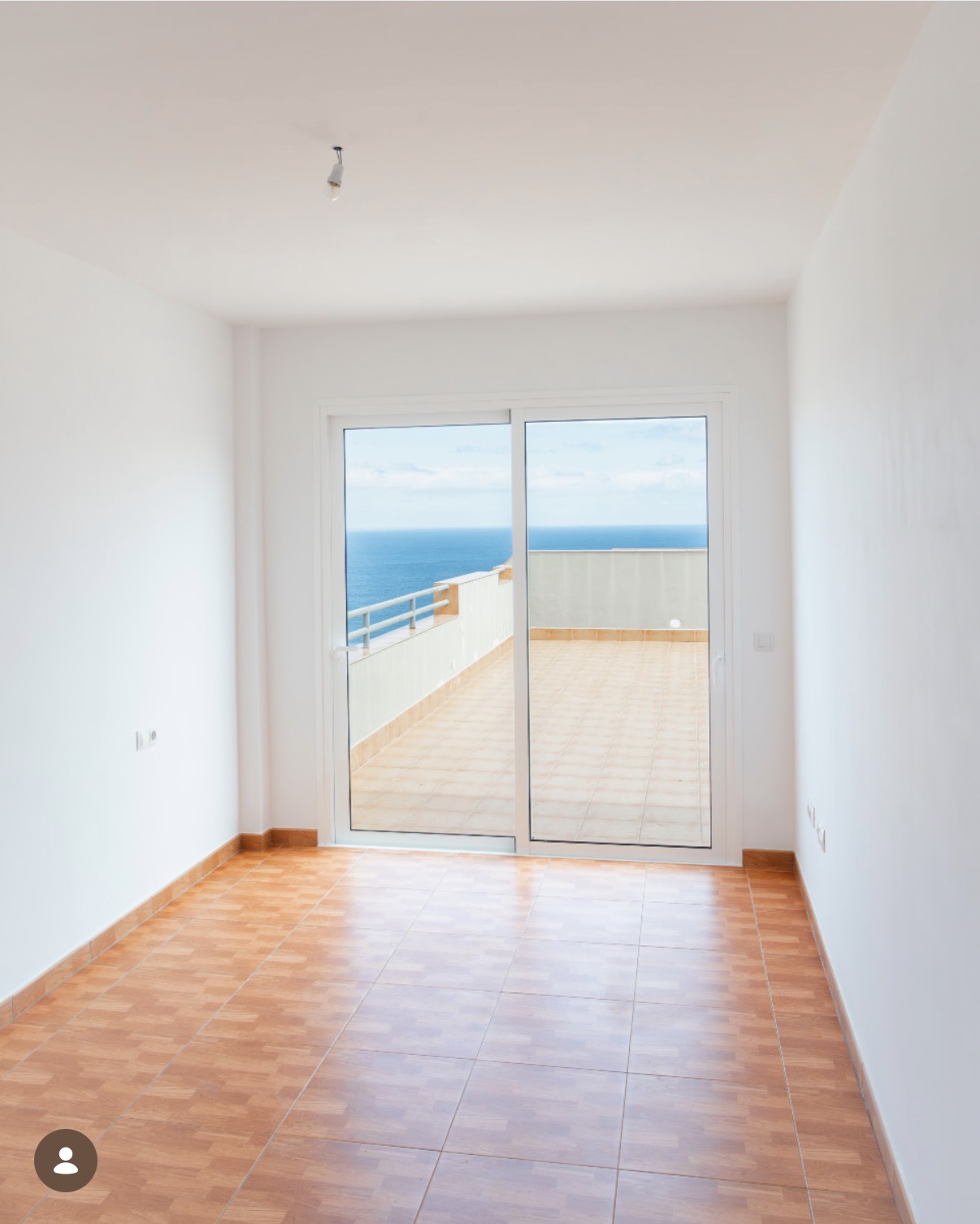 Salón vacío con vista al mar · antes